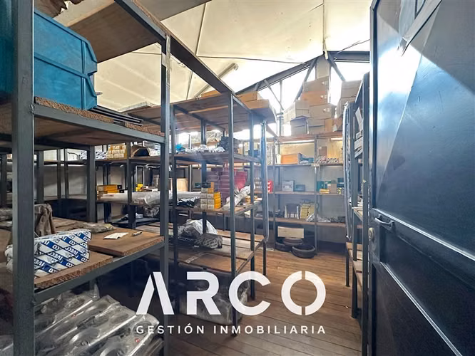 319 m2 de Bodegas + Local Comercial en venta en Santiago