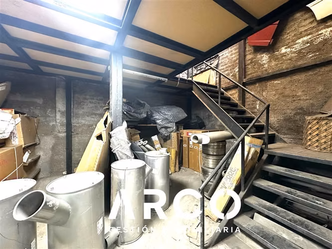319 m2 de Bodegas + Local Comercial en venta en Santiago