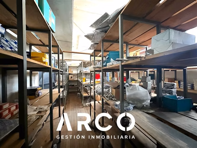 319 m2 de Bodegas + Local Comercial en venta en Santiago