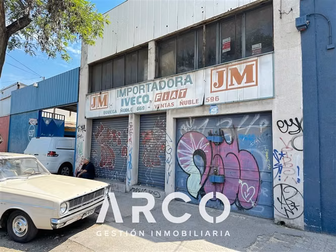 319 m2 de Bodegas + Local Comercial en venta en Santiago