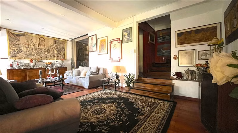 Casa metro y Mall Los Dominicos, de 6 dorm. en Las Condes
