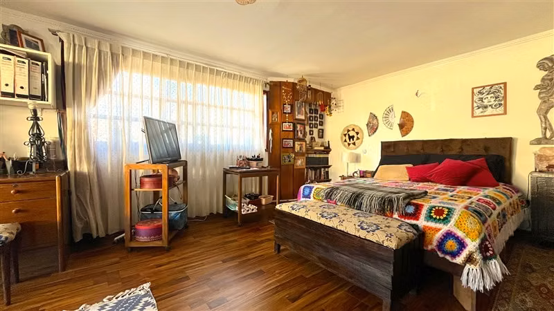 Casa metro y Mall Los Dominicos, de 6 dorm. en Las Condes