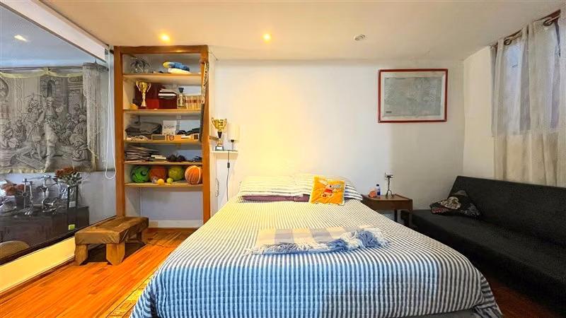 Casa metro y Mall Los Dominicos, de 6 dorm. en Las Condes