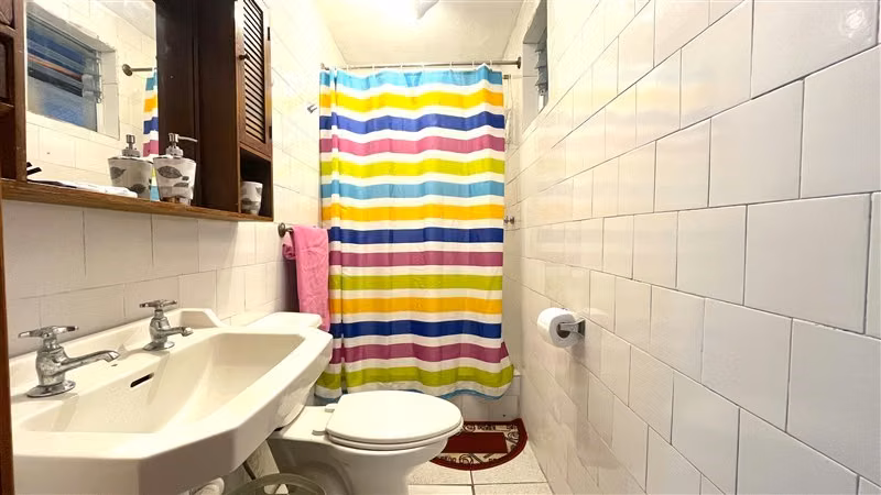 Casa metro y Mall Los Dominicos, de 6 dorm. en Las Condes