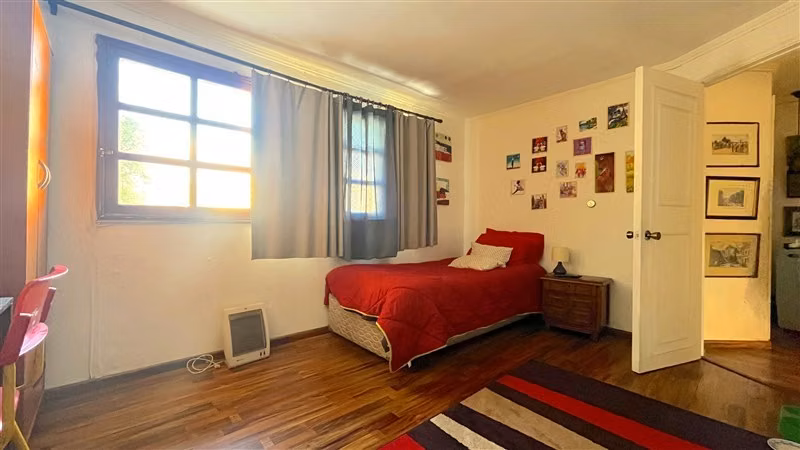Casa metro y Mall Los Dominicos, de 6 dorm. en Las Condes