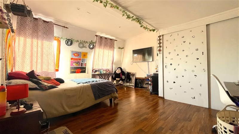 Casa metro y Mall Los Dominicos, de 6 dorm. en Las Condes