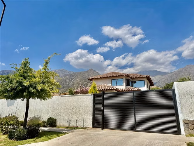 Casa en venta de 5 dorm. en Peñalolén