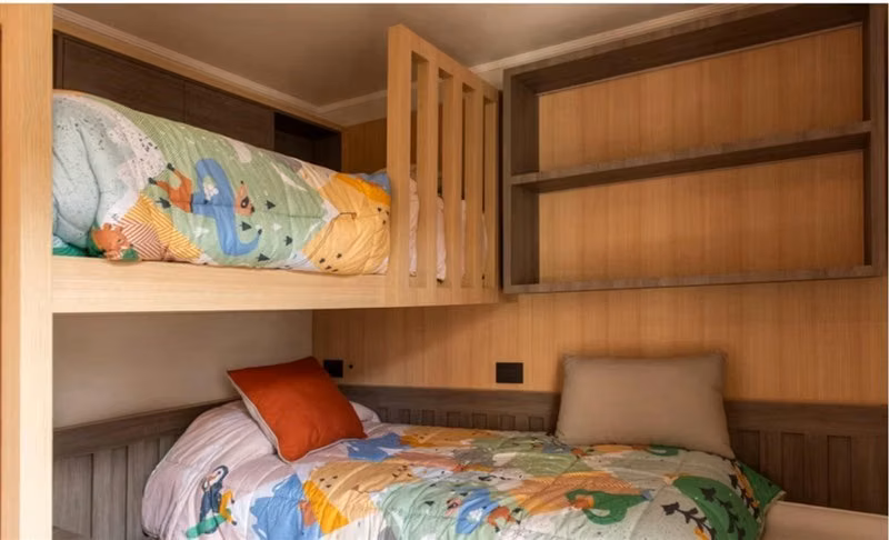 Lujoso, amoblado condo Parque Pinares con marina y playa