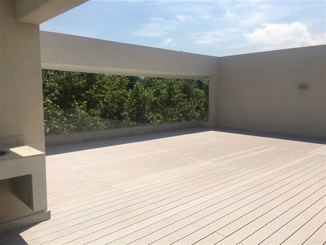 Azotea con jacuzzi y parilla, doble altura en living