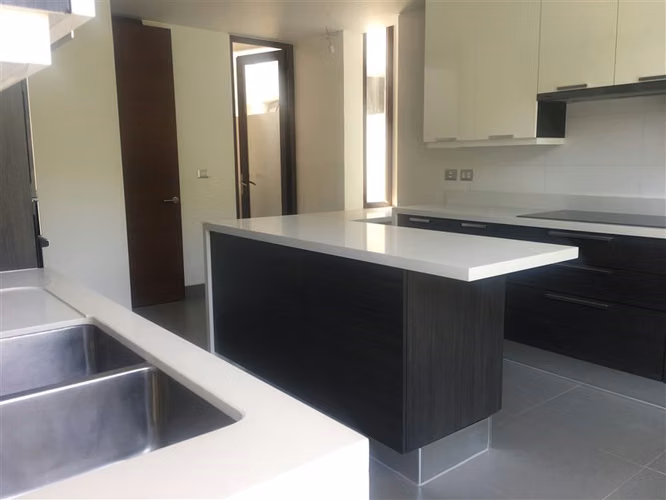 Azotea con jacuzzi y parilla, doble altura en living