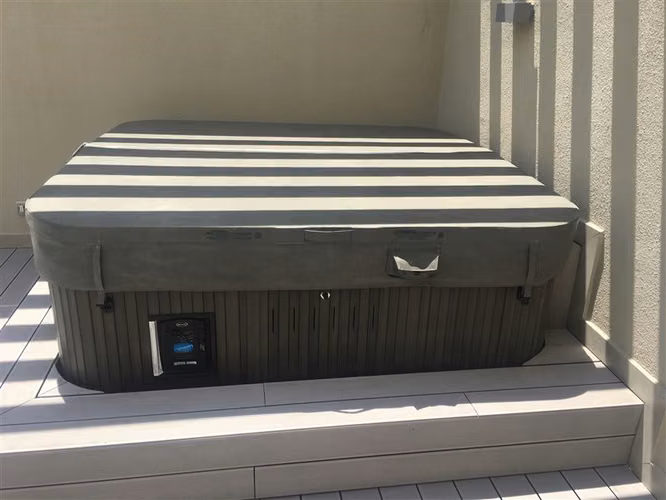 Azotea con jacuzzi y parilla, doble altura en living