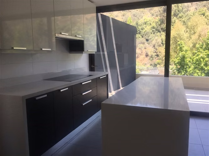 Azotea con jacuzzi y parilla, doble altura en living