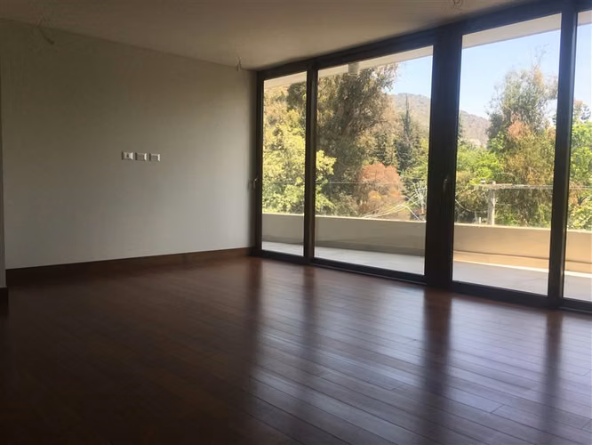 Azotea con jacuzzi y parilla, doble altura en living