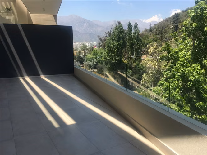Azotea con jacuzzi y parilla, doble altura en living