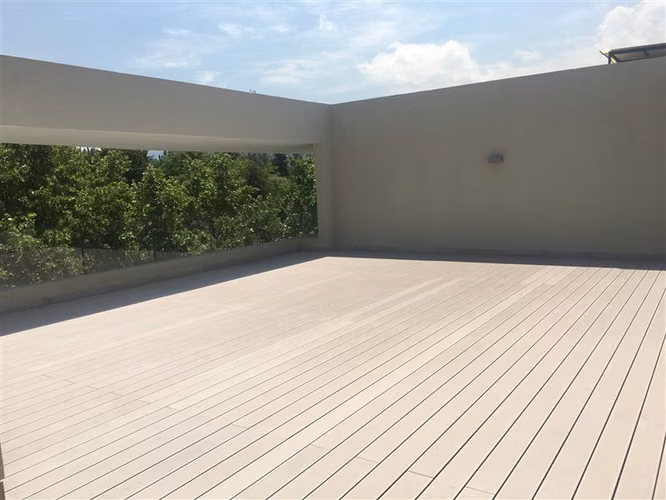 Azotea con jacuzzi y parilla, doble altura en living