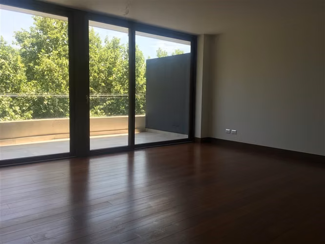 Azotea con jacuzzi y parilla, doble altura en living