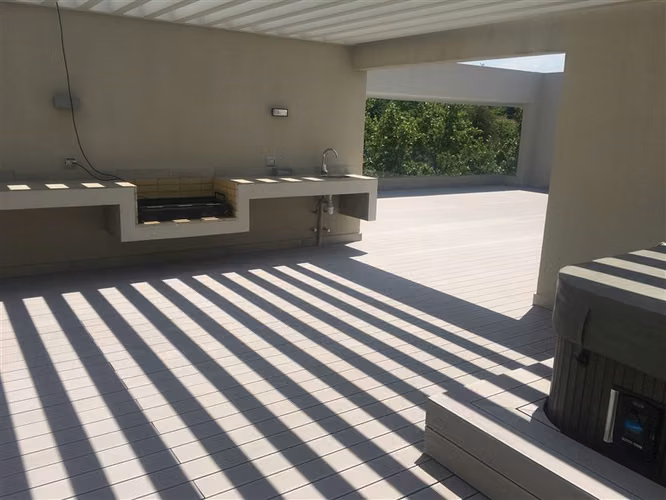 Azotea con jacuzzi y parilla, doble altura en living