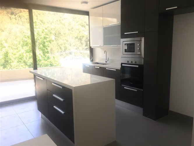 Azotea con jacuzzi y parilla, doble altura en living