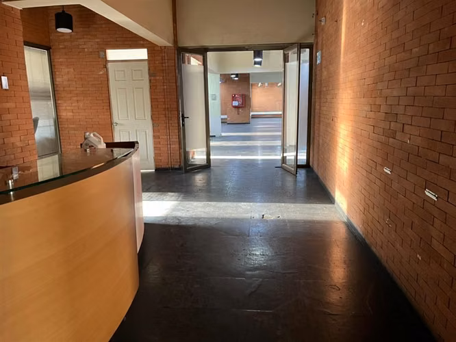 Espacio de 1.000m2 aprox en calle Agustinas, Santiago Centro