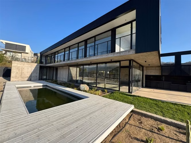Moderna casa nueva en condominio sector Los Bravos