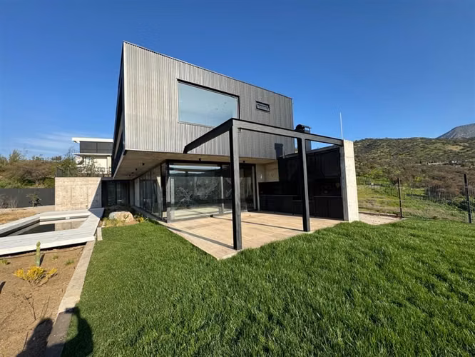 Moderna casa nueva en condominio sector Los Bravos