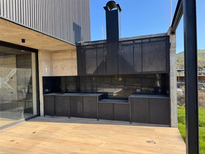 Moderna casa nueva en condominio sector Los Bravos