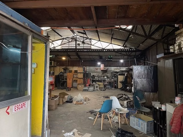 Galpón Industrial con casa de 3 dorm. en venta en San Miguel