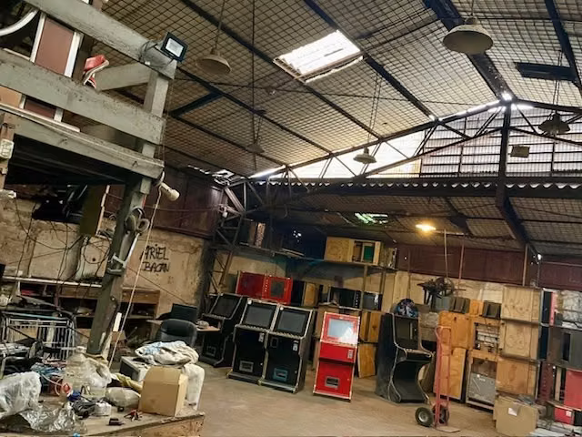 Galpón Industrial con casa de 3 dorm. en venta en San Miguel