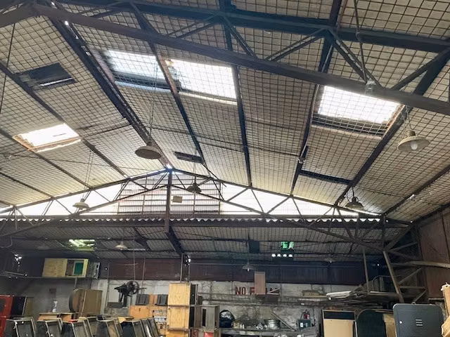 Galpón Industrial con casa de 3 dorm. en venta en San Miguel