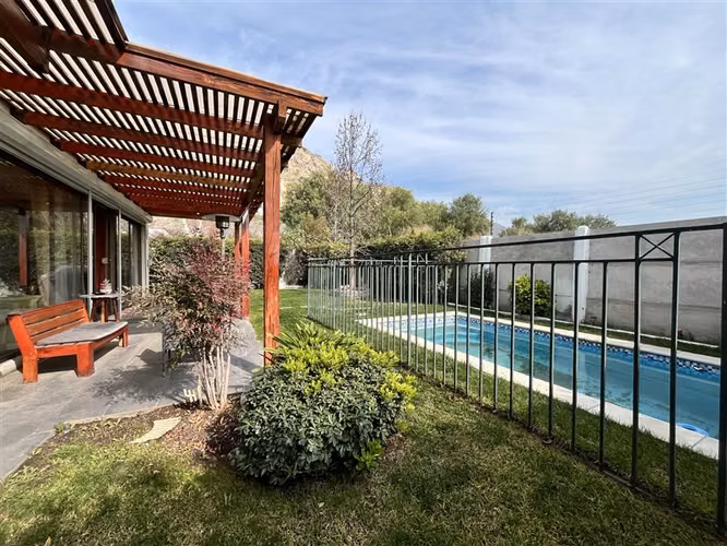 Casa en Venta 4D 4B, Frente a Colegio Lyncon, Chicureo.