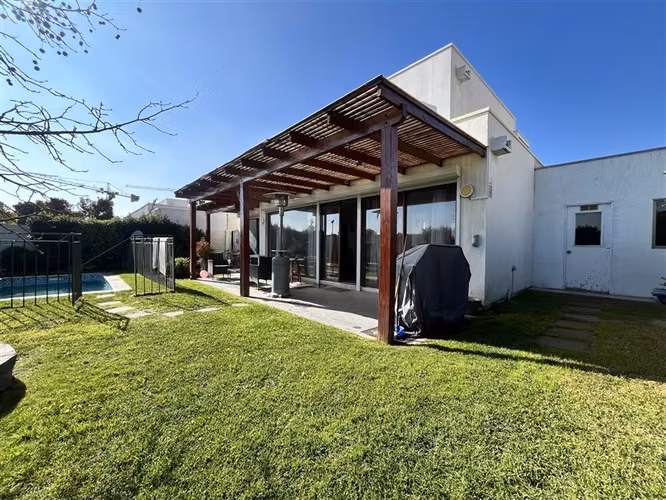 Casa en Venta 4D 4B, Frente a Colegio Lyncon, Chicureo.