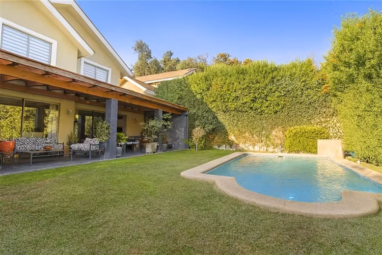 Casa en venta en Condominio de 4 dorm. y piscina en La Reina