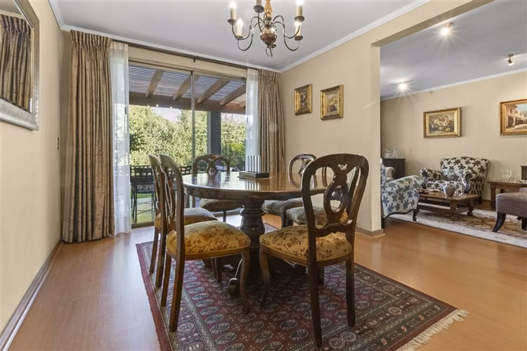 Casa en venta en Condominio de 4 dorm. y piscina en La Reina