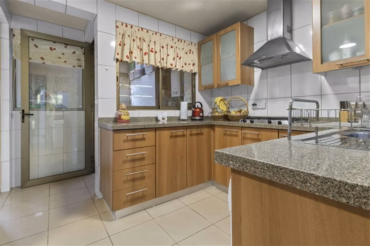 Casa en venta en Condominio de 4 dorm. y piscina en La Reina
