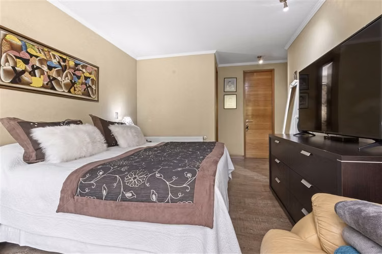 Casa en venta en Condominio de 4 dorm. y piscina en La Reina