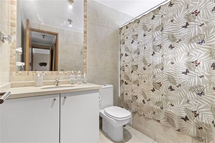 Casa en venta en Condominio de 4 dorm. y piscina en La Reina