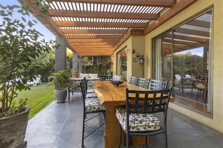 Casa en venta en Condominio de 4 dorm. y piscina en La Reina