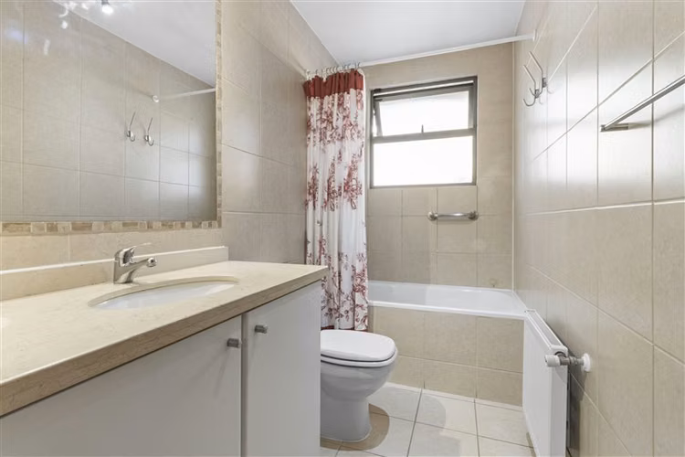 Casa en venta en Condominio de 4 dorm. y piscina en La Reina