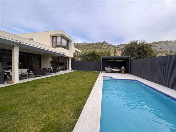 Moderna Casa En venta, Chamisero, Colegio Alianza Francesa.
