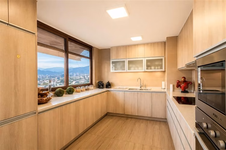 Se Vende Penthouse Vitacura 276 m2 , 2 Estacionamientos.
