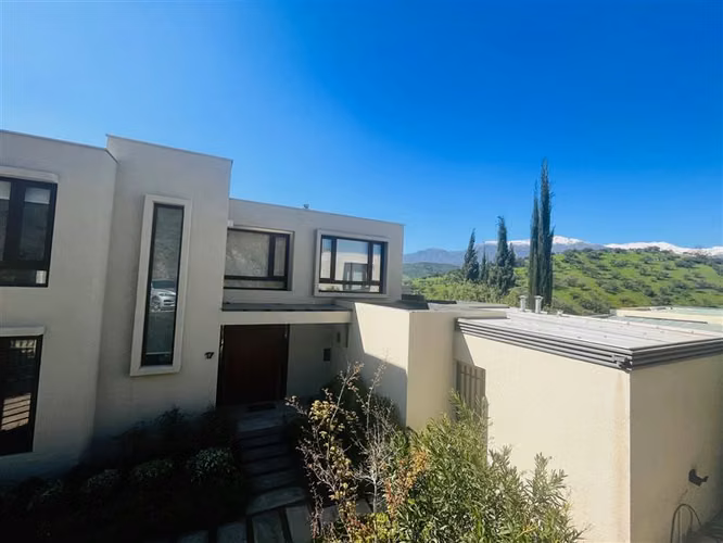 Casa en venta de 5 dorm. en condominio /colegio Mayflower