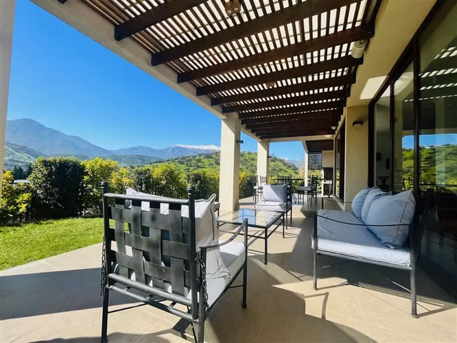 Casa en venta de 5 dorm. en condominio /colegio Mayflower