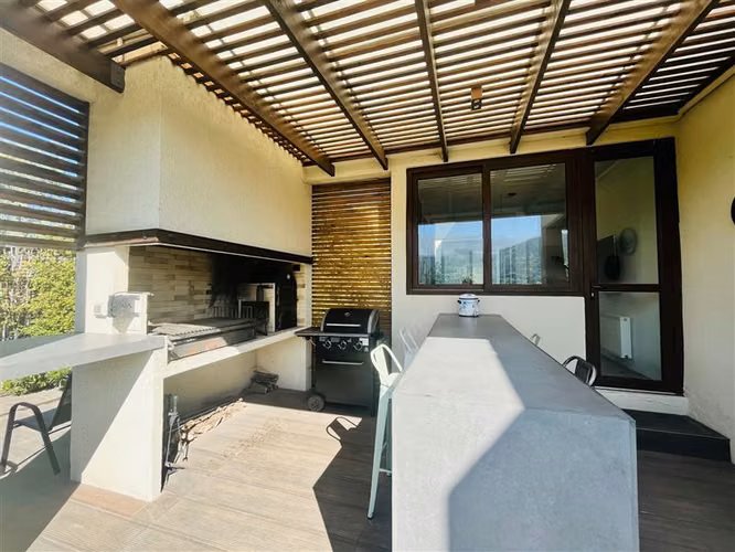 Casa en venta de 5 dorm. en condominio /colegio Mayflower
