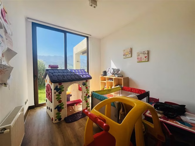 Casa en venta de 5 dorm. en condominio /colegio Mayflower
