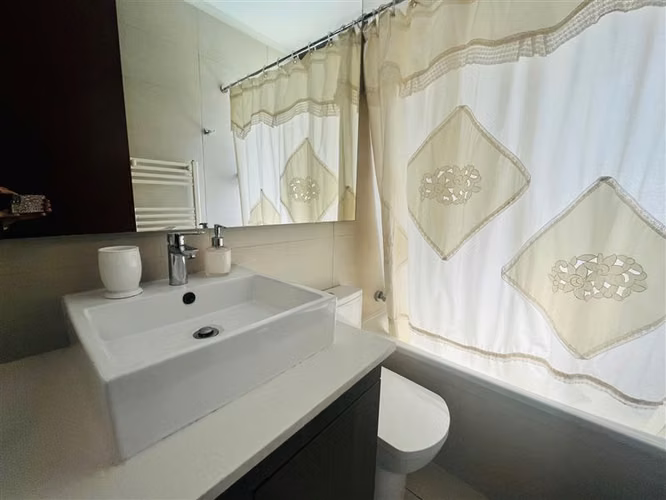 Casa en venta de 5 dorm. en condominio /colegio Mayflower