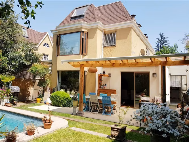 Casa en condominio en venta de 4 dorm. en La Reina