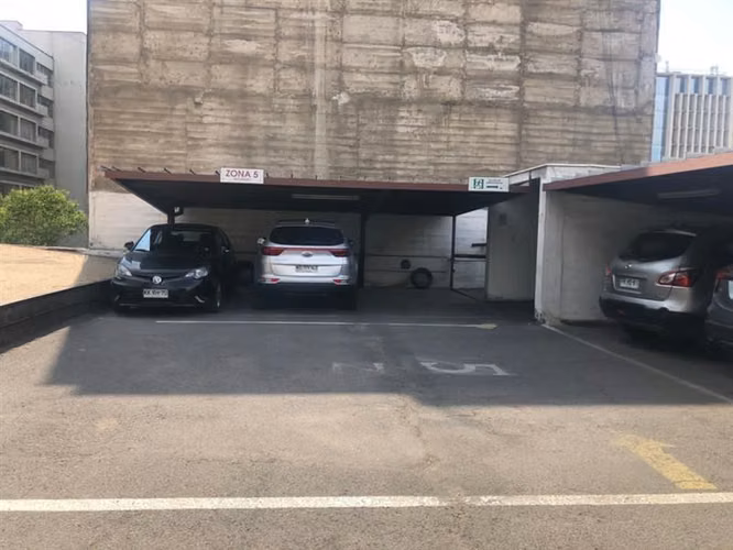 Estacionamiento en venta en Santiago; buena conectividad.