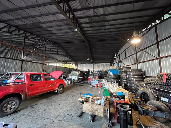 Arrienda bodegas con oficinas - amplio terreno