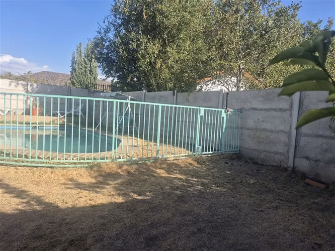 Casa en venta de 4 dorm. en Calle Larga sector Pocuro ,