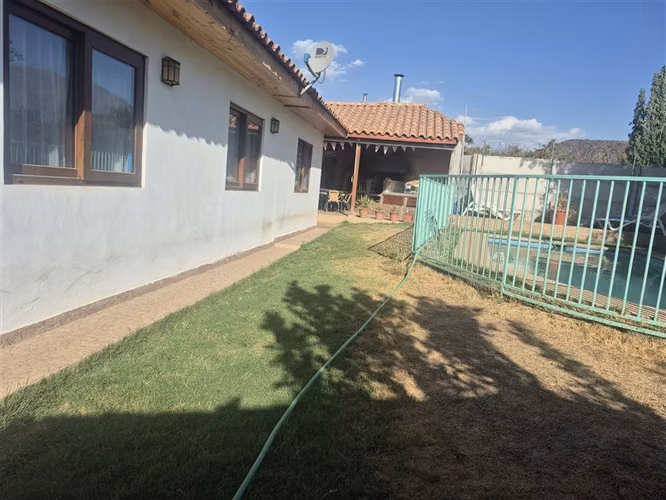 Casa en venta de 4 dorm. en Calle Larga sector Pocuro ,